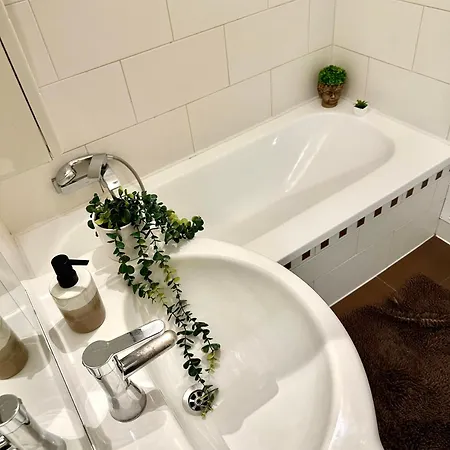 Quiet Near Airport Vienna #2 شقة *